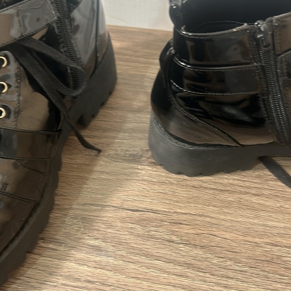 FOREVER 21 WOMEN ANKLE BOOTS IN SHINY BLACK WITH SIDE ZIPPER LACED SIZE 10 - Picture 9 of 11